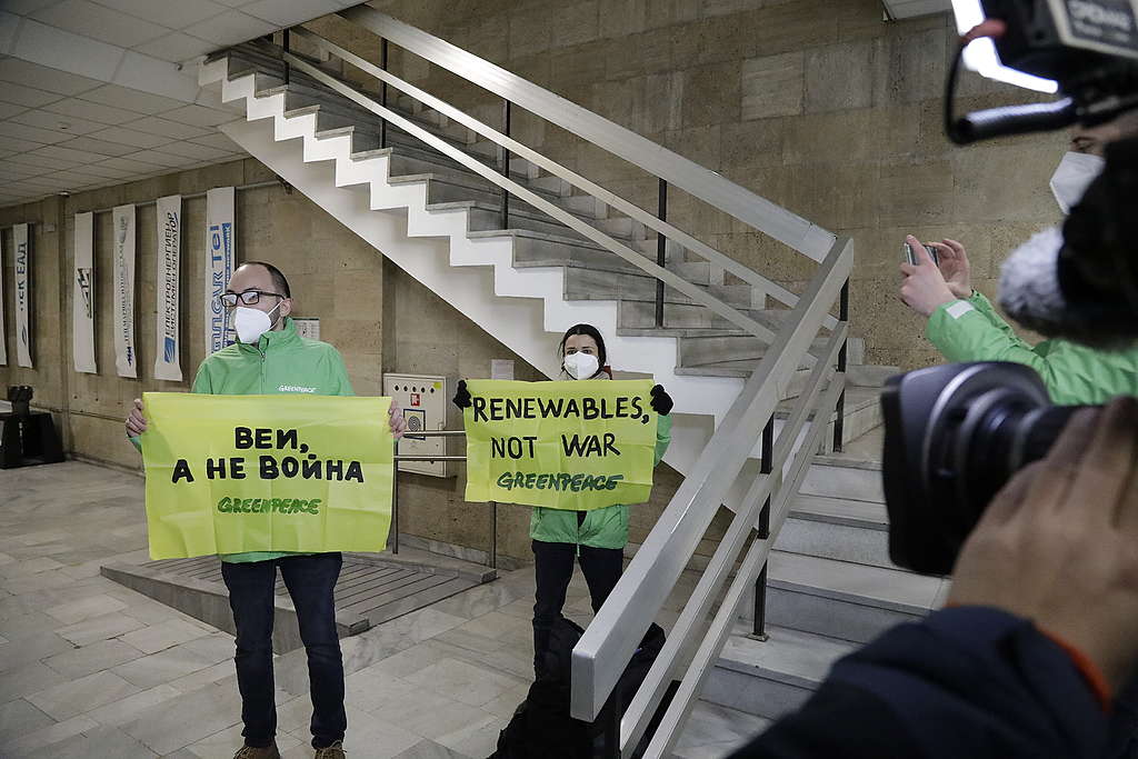 Активисти на "Грийнпийс" окупираха Министерството на енергетиката