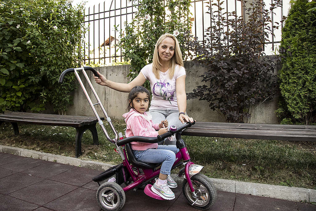 Рени Маринова с най-малката си дъщеричка в двора на Център МИР © Greenpeace/ Ivan Donchev