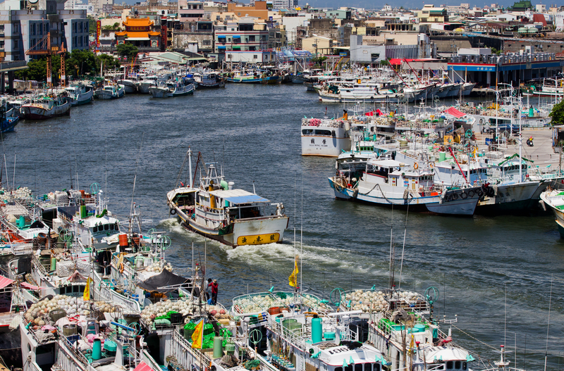 Изглед към рибарското пристанище на Донг Ганг край град Гаосюн, Тайван. Мястото е известно със своя фестивал на рибата тон, който се провежда всяка година от месец май до месец юли.  © Paul Hilton / Greenpeace
