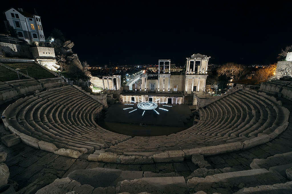 Активисти на „Грийнпийс“ осветиха Античния театър на Пловдив с акция срещу енергийната бедност