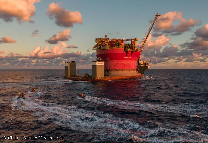 Активисти на „Грийнпийс“ приближават петролна платформа на „Шел“ в Атлантическия океан на север от Канарските острови.