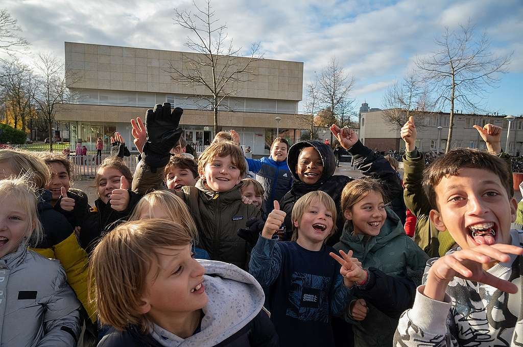 Децата от училището „Далтон де Меер“ в Амстердам получават „слънчеви“ джобни пари от произведената от соларните панели на покрива енергия. © Крис Димитров / „Грийнпийс“ – България 