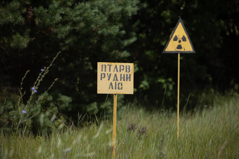 Предупредителни знаци относно радиацията в Червената гора в Чернобил, откъдето разследващият екип на „Грийнпийс“ взема проби. 16 юли 2022 г. © Jeremy Sutton-Hibbert / Greenpeace