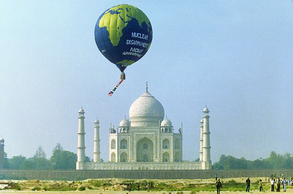Януари 1998 г. – акция против ядрените изпитания пред Тадж Махал в Индия. Балон на „Грийнпийс“ с надпис „Ядрено разоръжаване сега!“ лети над Тадж Махал в протест срещу ядрените изпитания в Индия. 