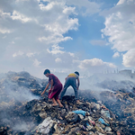 Две деца стоят върху купчина боклук в Газа. Стотици хиляди тонове отпадъци обграждат жителите на Ивицата Газа. 