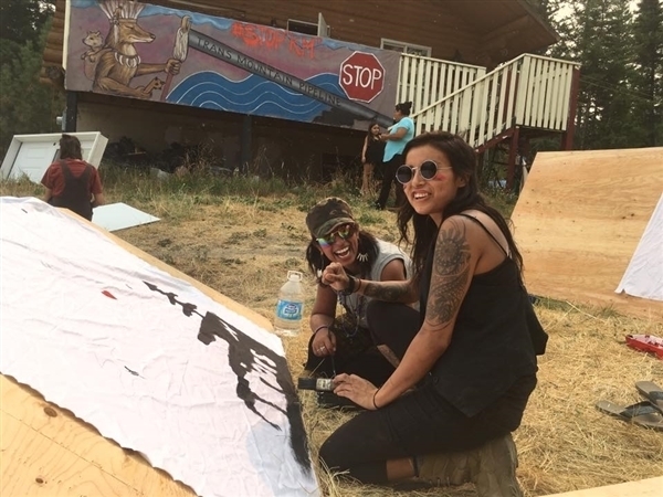 Raven Ess et Anushka Azadi collaborant avec des membres de la communauté Secwepemc à la construction, le 6 septembre 2017, d’une minimaison située sur le tracé du projet de pipeline Trans Mountain de Kinder Morgan. Photo : Mike Hudema.