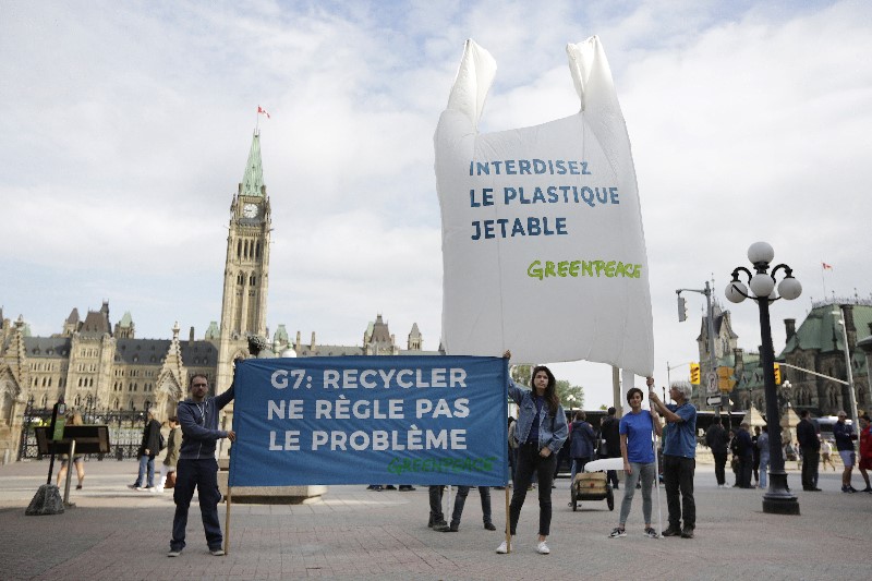 COMMUNIQUÉ: Un message plus grand que nature aux dirigeants du Sommet du  G7: 'Interdisez le plastique à usage unique. Le recyclage ne règlera pas le  problème' - Greenpeace Canada