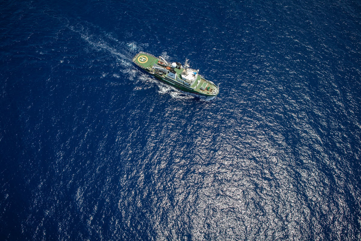 MY Esperanza in the Indian Ocean. © Will Rose / Greenpeace