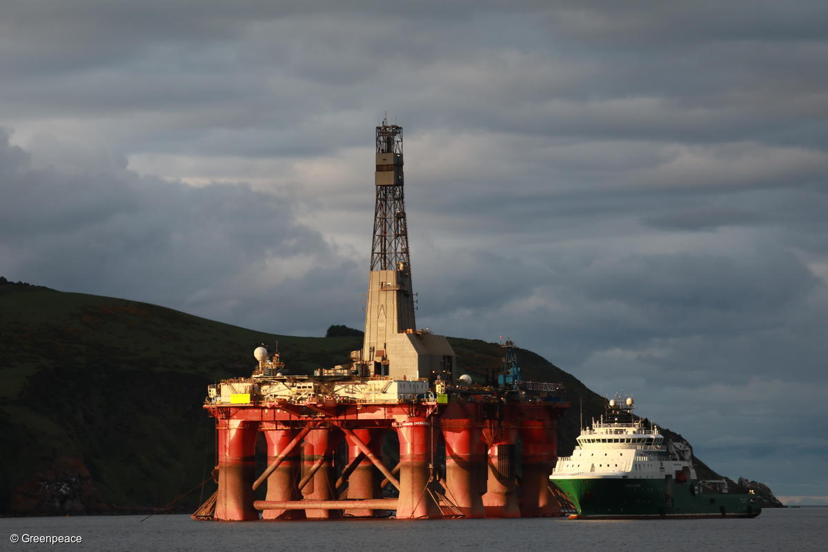 Greenpeace climbers on BP oil rig in Cromarty Firth, Scotland. © Greenpeace