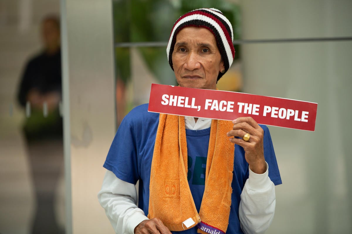 Lone Protester at Shell's Headquarter in Manila. © Geric Cruz / Greenpeace