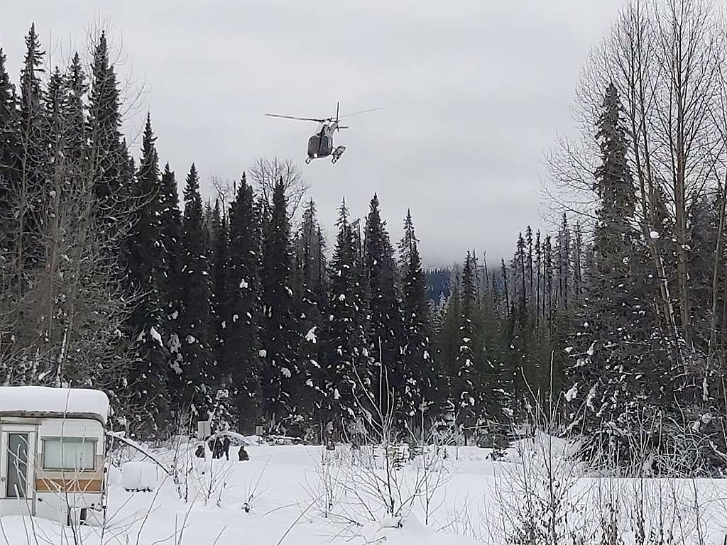 RCMP helicopter drops off tactical teams in Wet'suwet'en territory. February 2020. © Jerome Turner/RicochetRCMP