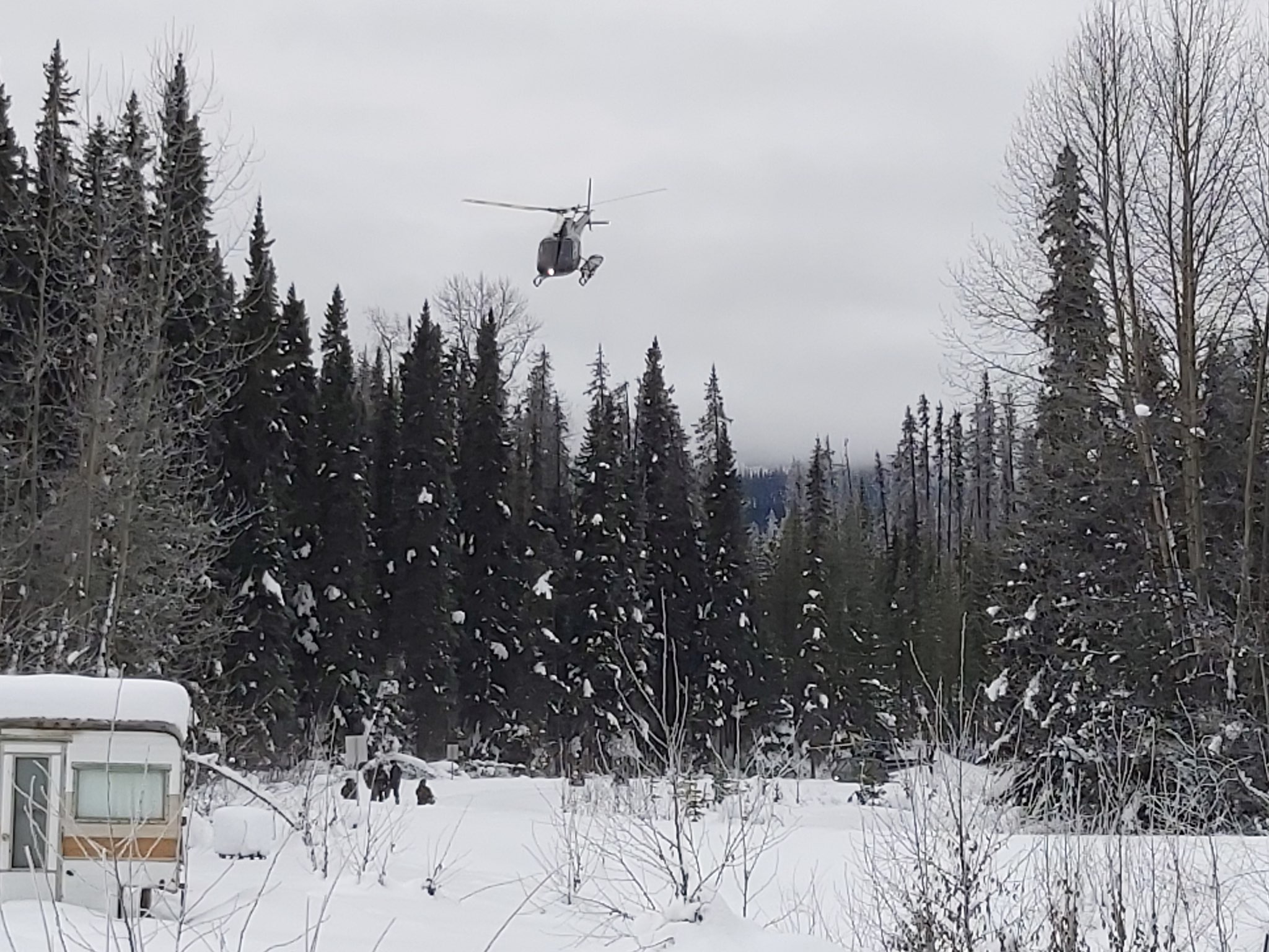 RCMP helicopter drops off tactical teams in Wet'suwet'en territory. February 2020. © Jerome Turner/RicochetRCMP