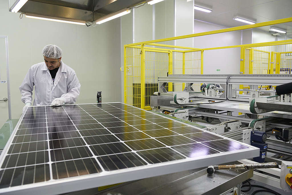 Solar Panel Factory, S. Korea. © Jung-geun Augustine Park / Greenpeace