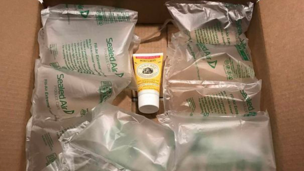 Quatre actions pour convaincre Amazon de mettre fin à sa dépendance aux  emballages plastiques - Greenpeace Canada