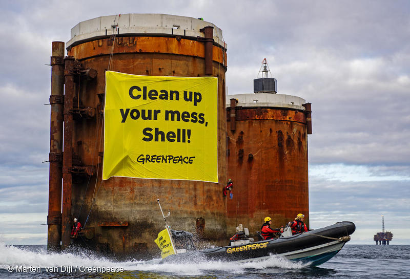 Greenpeace activists climbed two Shell oil platforms in the North Sea and hung banners saying, ‘Shell, clean up your mess!’. 