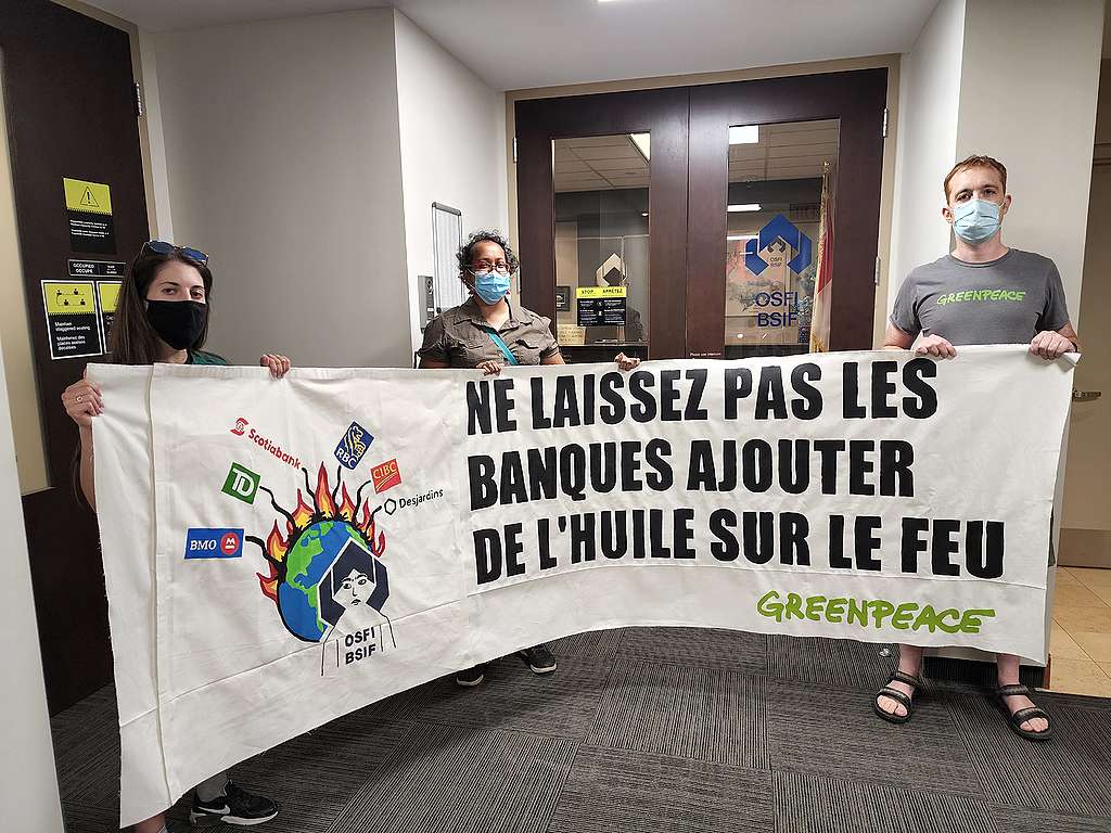 Des activistes de Greenpeace livrent un message : « Ne laissez pas les banques ajouter de l'huile sur le feu ! »