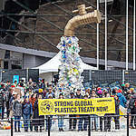 Members of the Greenpeace delegation display banner messaging across from  the Shaw Center.
Civil society groups from around the world come together in a mass mobilization at the fourth session of the Intergovernmental Negotiating Committee (INC-4) meetings in Ottawa, Canada.  The negotiations are a pivotal moment where we can make or break the Global Plastics Treaty. Pressure on the negotiation process is high as they move into the last year of the process and are still far from a Treaty that would truly address the plastics crisis, including the harms that plastic causes to communities across its entire life cycle.