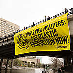 Twenty-four hours before the end of the negotiations for a Plastics Treaty at the fourth Intergovernmental Negotiating Committee (INC-4), Greenpeace Canada activists hung a banner on the Mackenzie King Bridge, right next to the Shaw Center, where world delegations are gathered. The fourteen meters banner read “People over polluters: Cut plastic production now!” and followed the release of an analysis revealing a rise in industry lobby presence at the negotiations.
À vingt-quatre heures de la fin de la quatrième réunion du Comité intergouvernemental de négociation (CIN-4) pour un traité mondial sur le plastique, des activistes de Greenpeace Canada ont déployé une bannière sur le pont Mackenzie-King, à côté du Centre Shaw où les délégations sont rassemblées. La bannière de quatorze mètres, sur laquelle était écrit “Les gens avant le plastique: Réduisez la production de plastique maintenant!”, a été déployée quelques jours seulement après la publication d’une analyse révélant une augmentation de la présence des lobbyistes de l’industrie aux négociations.