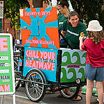 In the midst of an intense heat wave hitting Montreal today, Greenpeace Canada activists were out on Mont-Royal Avenue with their “Chill Your Heatwave” bike, serving free vegan ice cream to offer a refreshing perspective on these extreme temperatures. Activists highlighted the fossil fuel industry’s leading role in driving these extreme temperatures and demanded fossil companies to pay into a Climate Recovery Fund for fueling climate disasters.
Alors qu'une vague de chaleur intense s'abat sur  Montréal aujourd'hui, des activistes de Greenpeace Canada sont sur l'avenue Mont-Royal avec leur vélo « Calme ta canicule », servant gratuitement de la crème glacée végane afin d'offrir une perspective rafraîchissante sur ces températures extrêmes. Greenpeace souhaite souligner la contribution déterminante de l'industrie des combustibles fossiles à ces températures excessives et demande aux entreprises fossiles de contribuer à un fonds de réparation climatique pour compenser les désastres climatiques qu'elles ont provoqués.