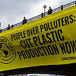 Twenty-four hours before the end of the negotiations for a Plastics Treaty at the fourth Intergovernmental Negotiating Committee (INC-4), Greenpeace Canada activists hung a banner on the Mackenzie King Bridge, right next to the Shaw Center, where world delegations are gathered. The fourteen meters banner read “People over polluters: Cut plastic production now!” and followed the release of an analysis revealing a rise in industry lobby presence at the negotiations.
À vingt-quatre heures de la fin de la quatrième réunion du Comité intergouvernemental de négociation (CIN-4) pour un traité mondial sur le plastique, des activistes de Greenpeace Canada ont déployé une bannière sur le pont Mackenzie-King, à côté du Centre Shaw où les délégations sont rassemblées. La bannière de quatorze mètres, sur laquelle était écrit “Les gens avant le plastique: Réduisez la production de plastique maintenant!”, a été déployée quelques jours seulement après la publication d’une analyse révélant une augmentation de la présence des lobbyistes de l’industrie aux négociations.