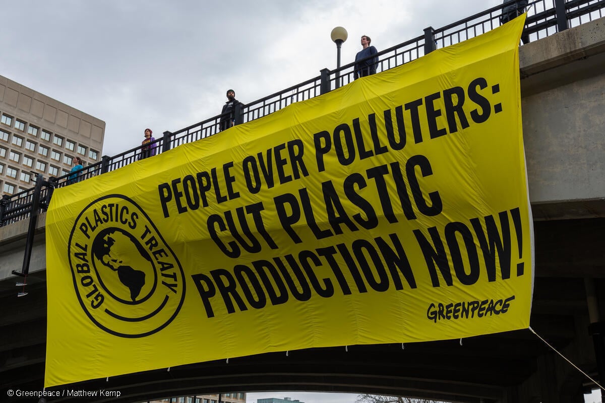 "Cut plastic production now!" banner on Mackenzie King bridge