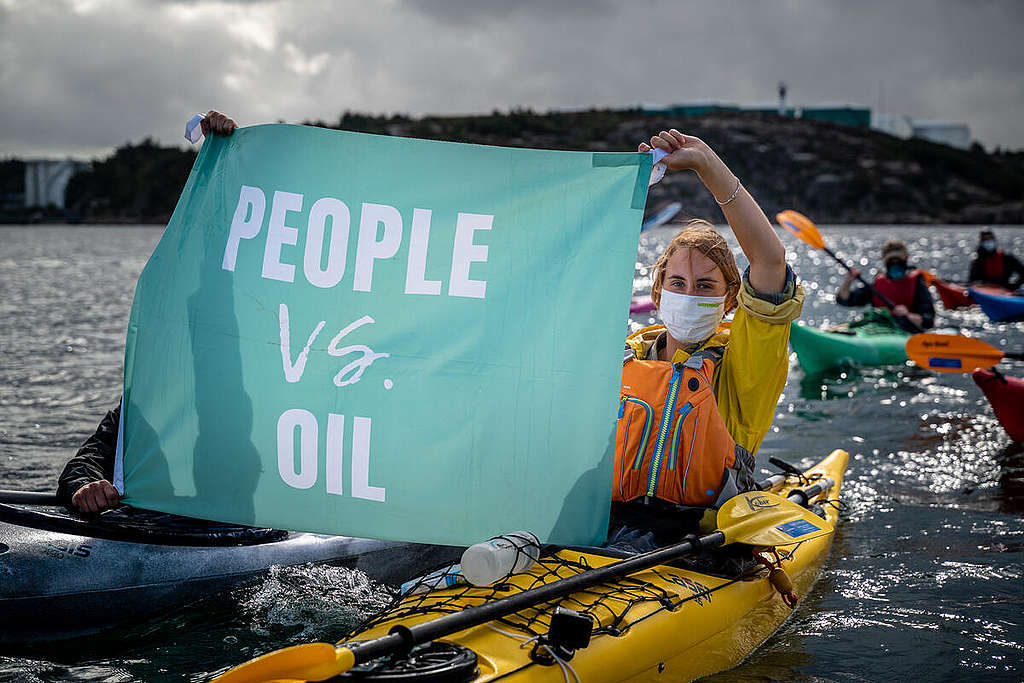 Kayakers Protest against the Expansion of Preem’s Oil Refinery in Sweden. © Edward Beskow / Greenpeace