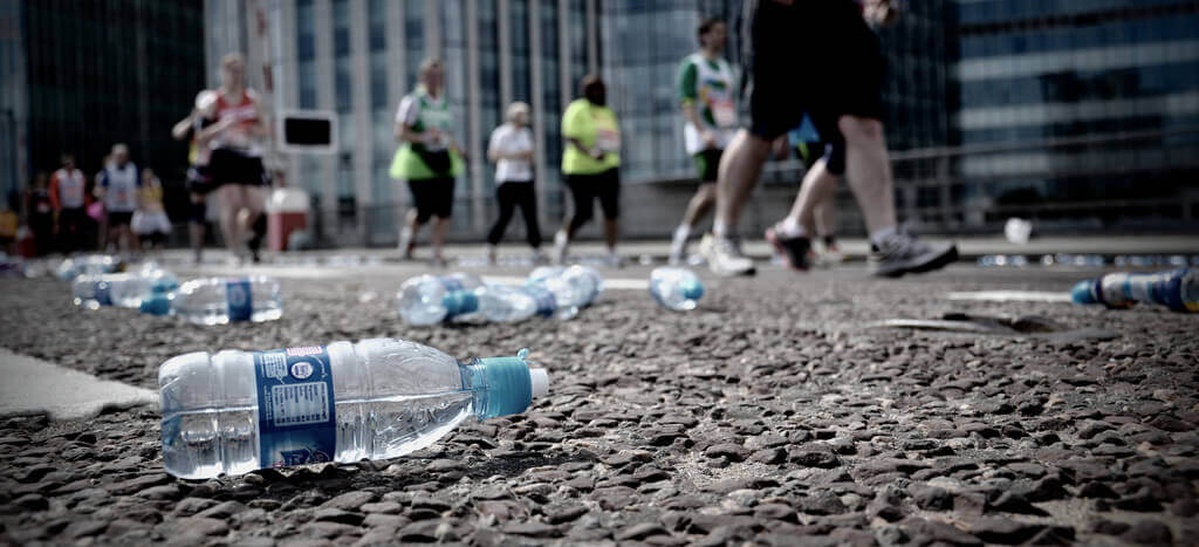 Envases plásticos en la calle