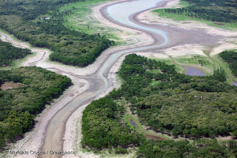 Lago Padre, en Manacapuru, estado de Amazonas. En 2023, los estados de la Amazonia se enfrentarán a una fuerte sequía, que drenará ríos y lagos en varias ciudades, aislando a personas y matando animales.