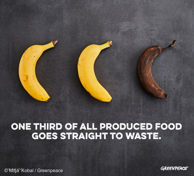 Imagen con 3 bananas, 1 muy madura. "Un tercio de toda la producción de alimentos va a la basura".