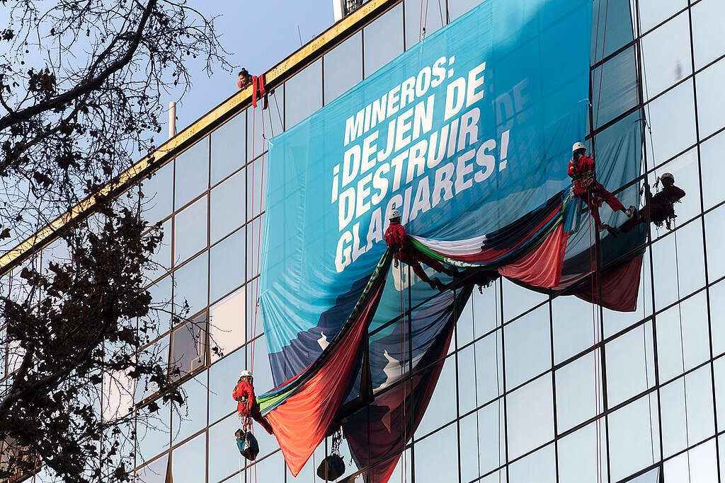 Barrick Gold Mining Action in Chile. © Patricio Miranda / Greenpeace