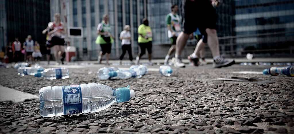Envases plásticos en la vía pública