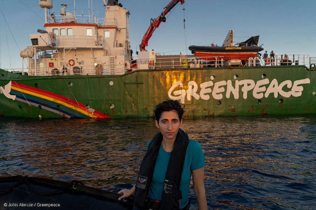 La actriz española Alba Flores a bordo de un RHIB cerca de la isla Santiago, durante una expedición de Greenpeace a las Islas Galápagos. De fondo, se ve el barco Arctic Sunrise.