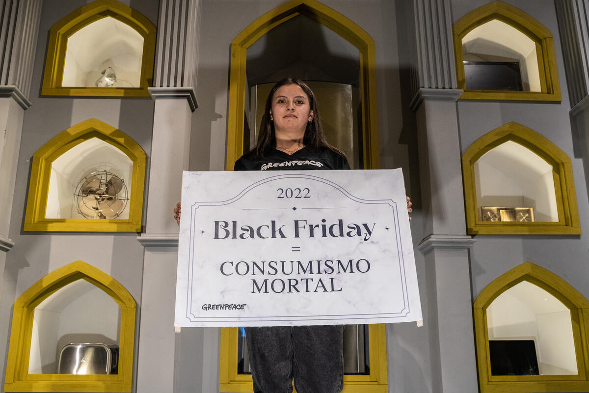 Art Installation on Black Friday's Consumerism in Bogotá. © Nathalia Angarita / Greenpeace