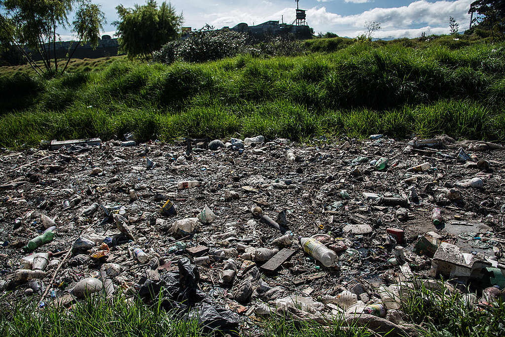 Fucha River pollution in Bogotá, Colombia. © Juan Pablo Eijo / Greenpeace