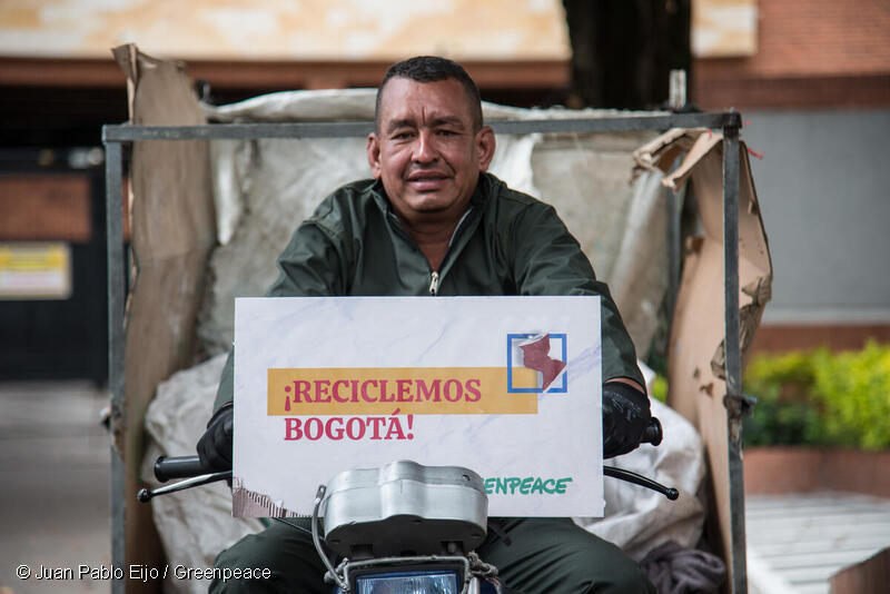 Reciclador con cartel "Reciclemos Bogotá"