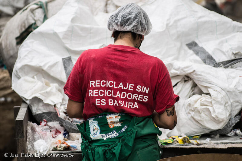Inscripción en ropa de recicladora " Reciclaje sin recicladores es basura".