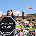 Greenpeace Colombia realizó acción "Basural Móvil" en la Plaza de Bolívar para exigir soluciones al problema de residuos en Bogotá