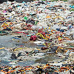 Residuos plásticos en la playa de Colombia.