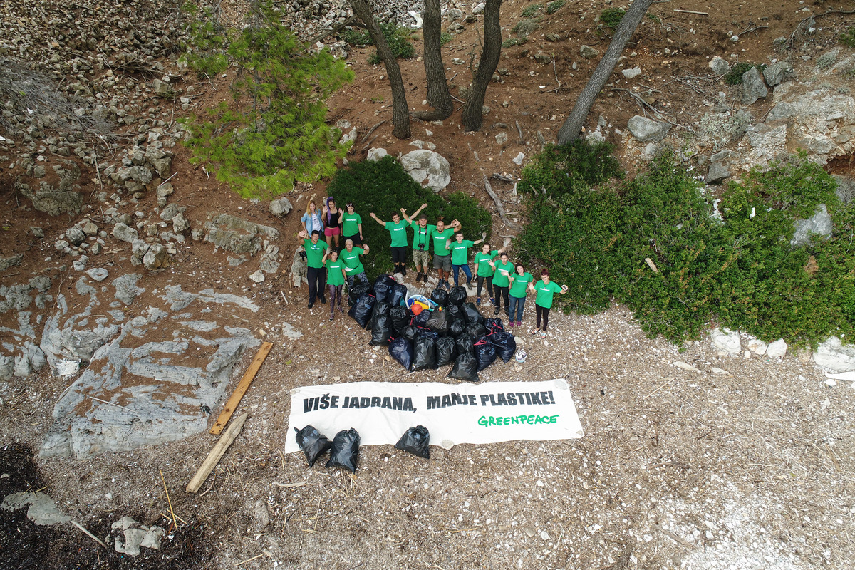 Cleaning of Island Mljet in Croatia. © Sime Fabris / Greenpeace