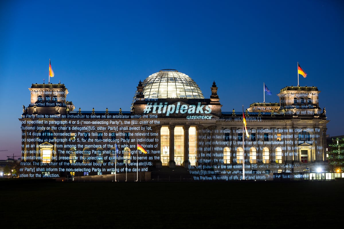 TTIP Projection on Reichstag Building in Berlin. © Daniel Müller / Greenpeace