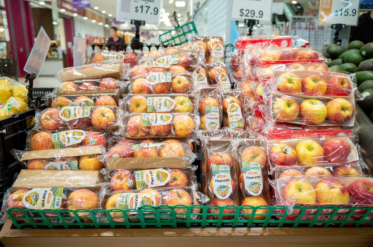 ‘Unwrap Our Grocery’ Photo opp in Hong Kong Supermarkets. © Patrick Cho / Greenpeace