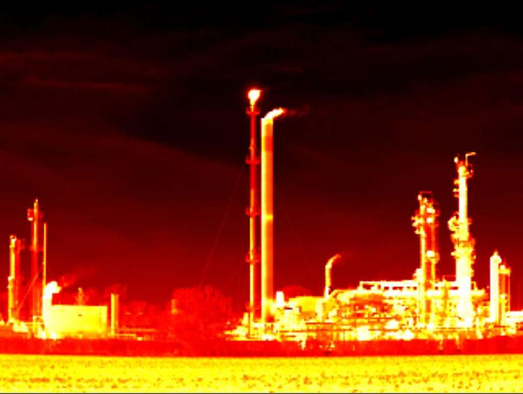 Wildfire - Methane leaks in Aderklaa OMV refinery. © Mitja  Kobal / Greenpeace