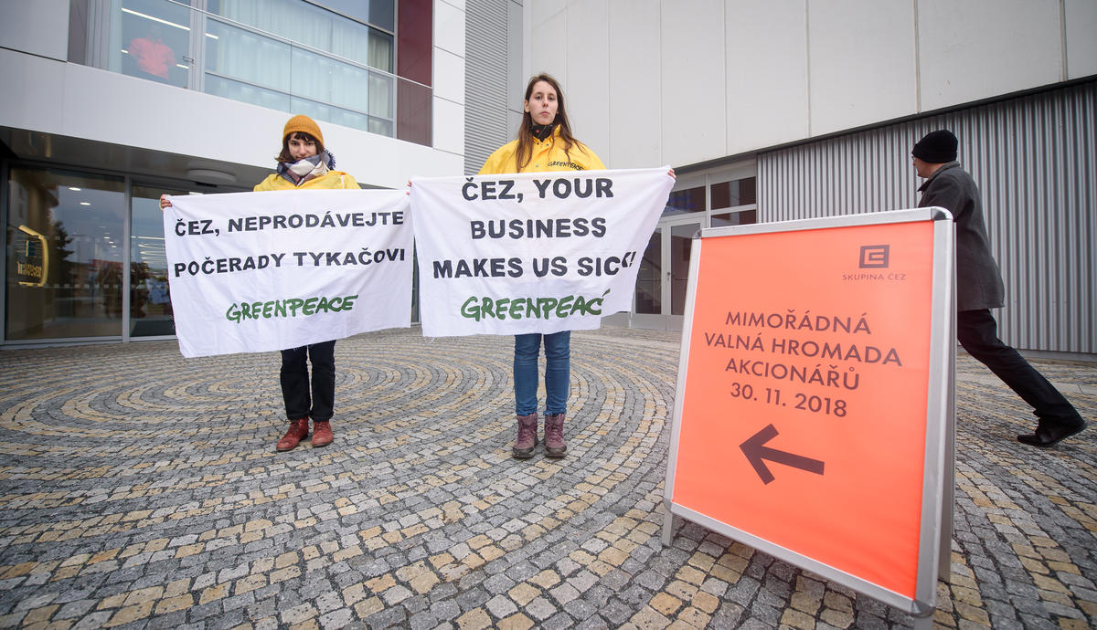 Protest Greenpeace před valnou hromadou ČEZu