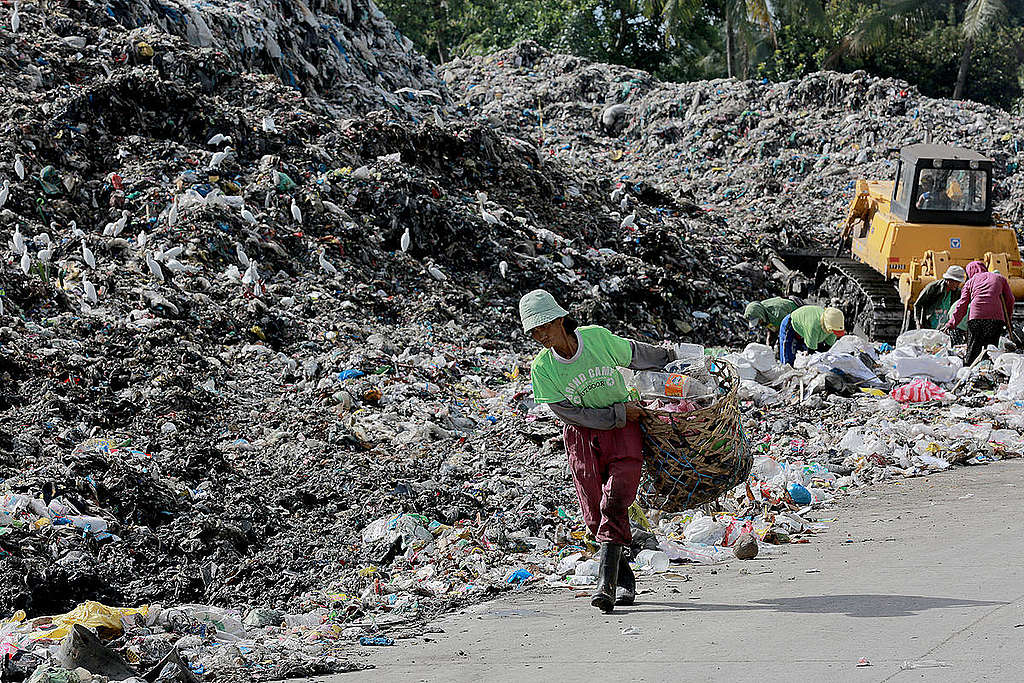 Plastic Waste Dump in Dumaguete, Philippines. © Greenpeace