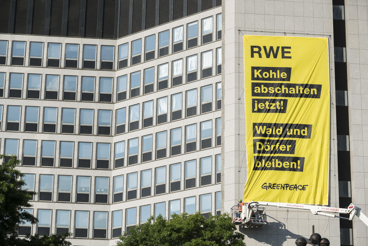 Protest at RWE Headquarters in Essen. © Bernd Lauter / Greenpeace