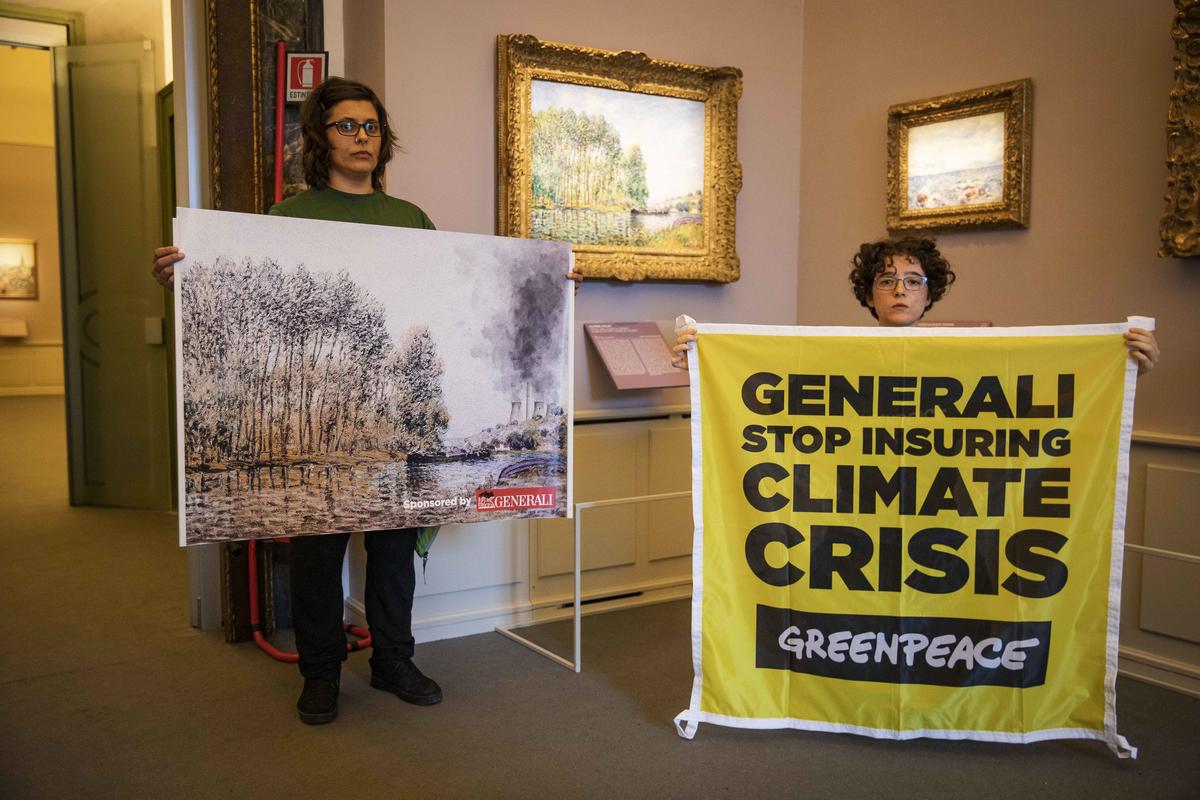Climate Activists at Exhibition by Generali in Italy. © Greenpeace / Lorenzo Moscia