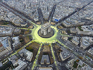 COP21: Arc de Triomphe Sun Action in Paris. © Greenpeace