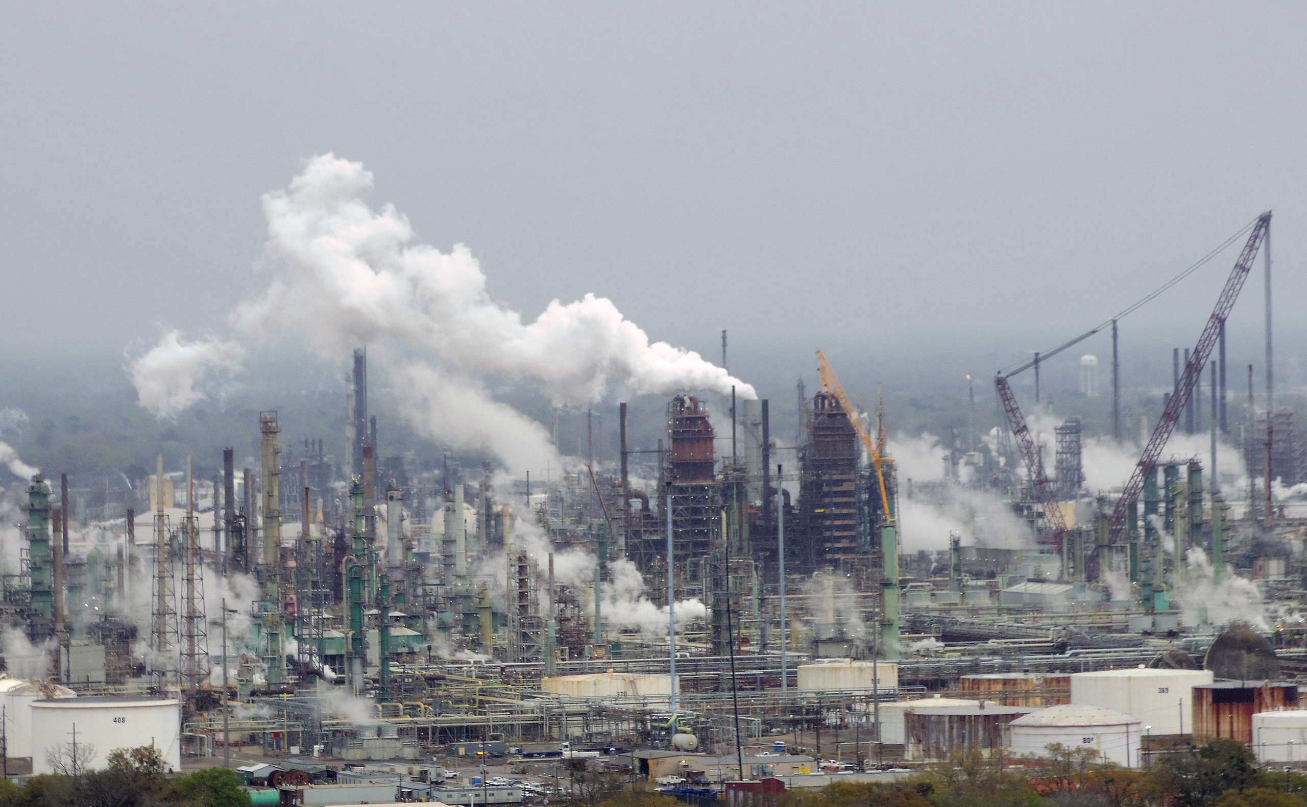 Exxon_Mobil_oil_refinery_-_Baton_Rouge,_Louisiana