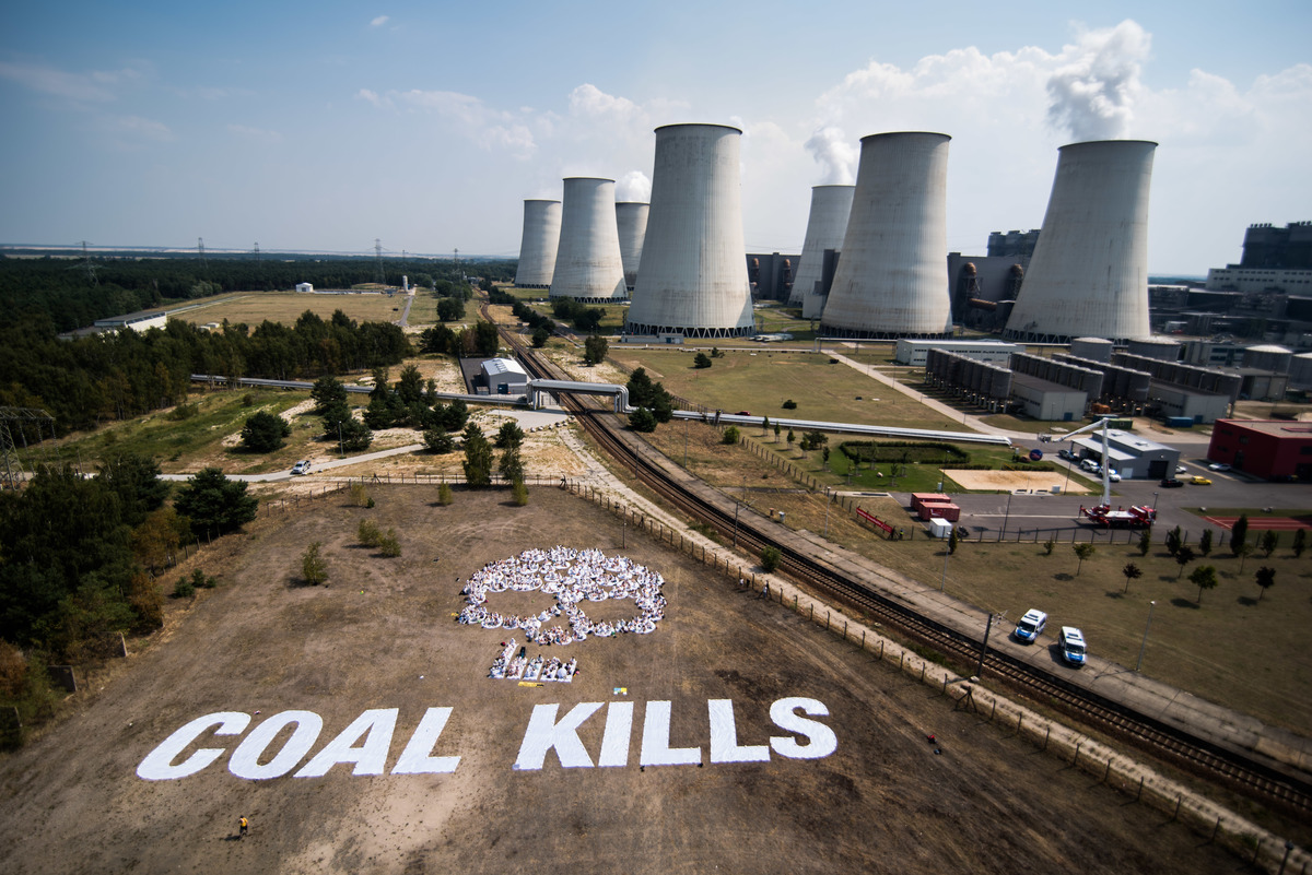 Banner Action against Lignite in Front of Jaenschwalde. © Chris Grodotzki / Greenpeace