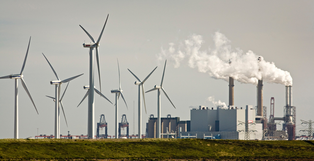Wind Farm and Coal Power Plant in Rotterdam. © Paul Langrock / Zenit / Greenpeace